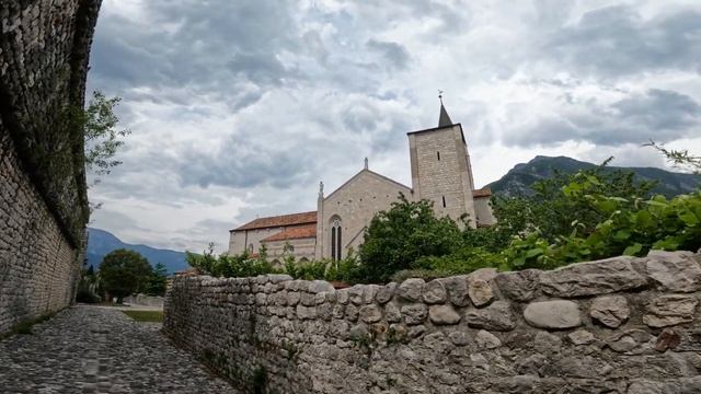 Venzone, camminando nella storia смотреть онлайн