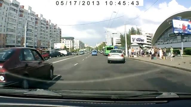 Быстрый и опасный таксист (Минск, район Комаровского рынка, ~15:35 17.05.2013) смотреть онлайн