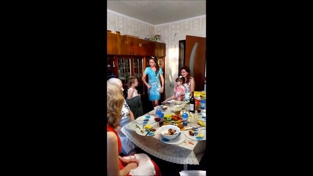 СМЕШНАЯ СЦЕНКА ПОЗДРАВЛЕНИЕ ДЛЯ МАМЫ или БАБУШКИ на 8 марта или ДЕНЬ МАТЕРИ. смотреть онлайн