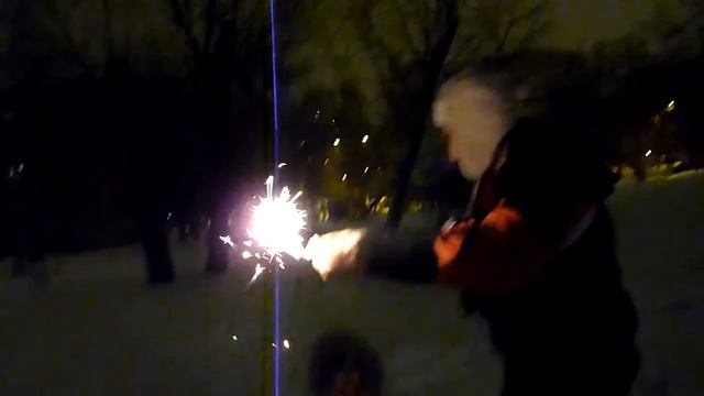 Папа кидает бенгальский огонь смотреть онлайн