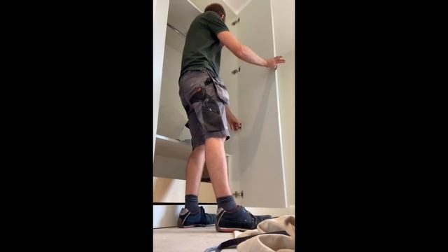 How (not) to Install Wardrobes in a Day, Part 2: Doors & Scribes смотреть онлайн