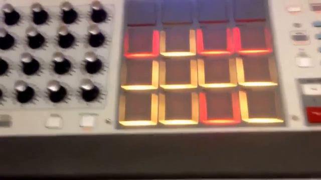 Umbrella MC It Makes Beat On Akai Mpc Renaissance  , делаю бит на Акаи мпц