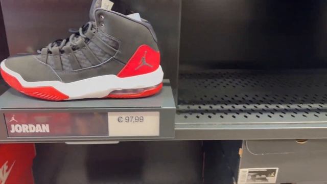 Почему так дорого? / Ассортимент кроссовок в Nike Outlet в Европе смотреть онлайн