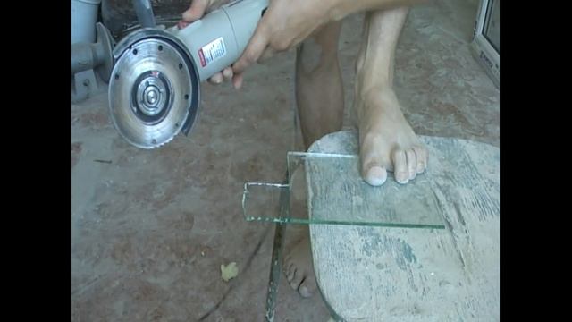 КАК ПРАВИЛЬНО ОТРЕЗАТЬ СТЕКЛО БОЛГАРКОЙ. смотреть онлайн