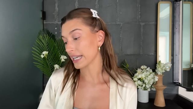 Hailey Bieber's Date Night Skin Care & Makeup Routine | Beauty Secrets | Vogue смотреть онлайн