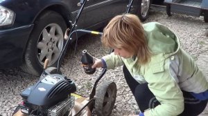 Замена масла в газонокосилке с четырёхтактным двигателем.