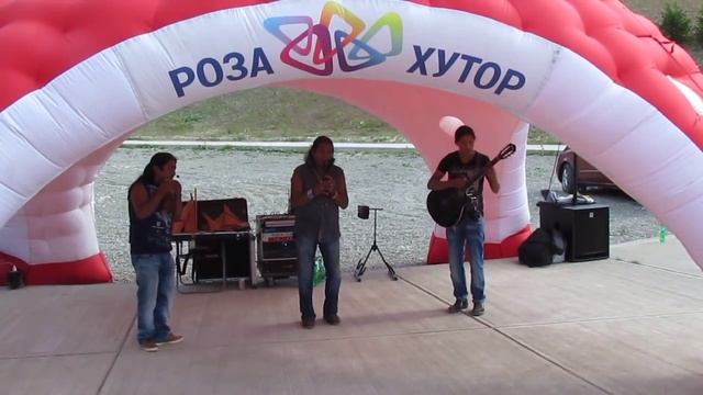 Индейцы эквадорские в горах Кавказа. Сочи, Чуть повыше Красной Поляны. смотреть онлайн