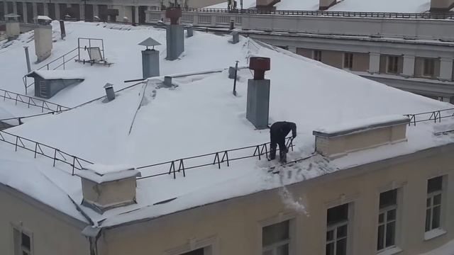 уборка снега или повреждение кровли смотреть онлайн