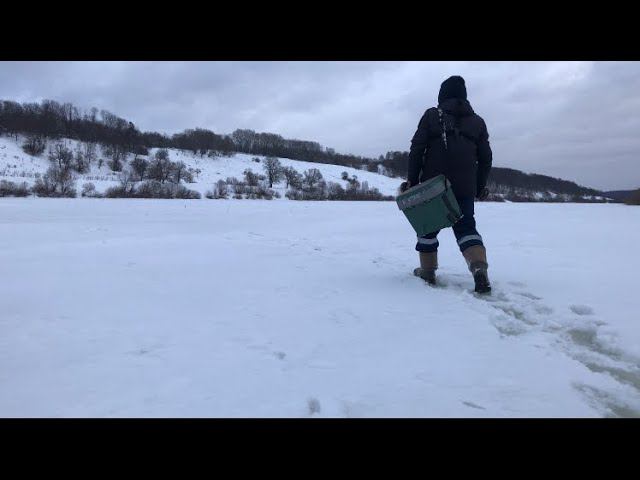 Рыбалка на ОКЕ / Рыба КЛЮЁТ исправно / Ураганный ВЕТЕР и СНЕГ смотреть онлайн