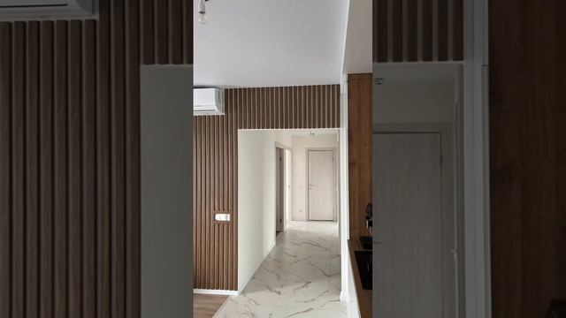 как правильно оформить рейками стену в гостиной в зоне ТВ. шаг между реек не более половины рейки смотреть онлайн