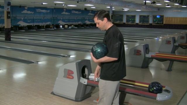 Bowling Techniques : How to Throw the Bowling Ball смотреть онлайн