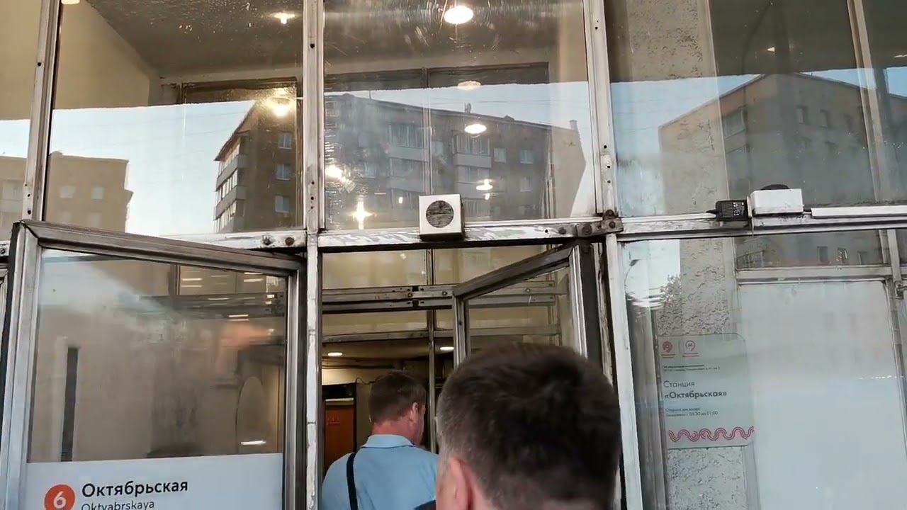 Работа звукового маяка на входе в московское метро смотреть онлайн