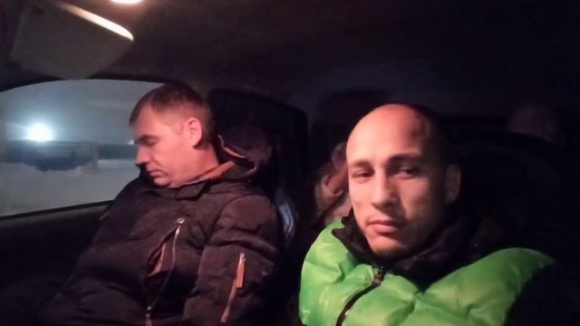 Конфликт в такси! Закусились не на шутку! Спор из-за телефона в руках водителя! смотреть онлайн