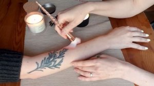 [ASMR | АСМР] Трейсинг татуировок, обвожу и глажу линии. Шепот