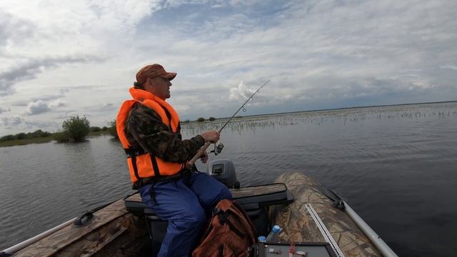 Рыбалка с лодки в траве. Лодочный мотор ямаха 9.9 и азимут эверест 385 первая рыбалка. смотреть онлайн