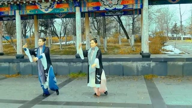 师姐妹“穿越”了?一起演练最美24式简化太极拳?猜哪个是师妹？ смотреть онлайн