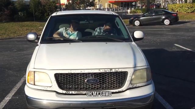 Couple Catches Two Guys Wacking Off in Parking Lot смотреть онлайн