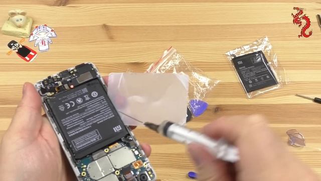 Xiaomi Mi5S //ЗАМЕНА батареи НА КОЛЕНКЕ смотреть онлайн