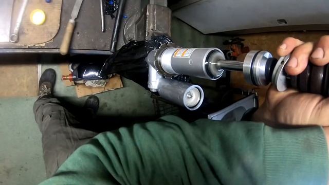 KYB KAYABA Rear Suspension Rebuild смотреть онлайн