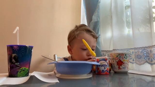 В первые ребёнок ест сам кашу. Как научить ребёнка есть самому. Диалог с сыном. смотреть онлайн