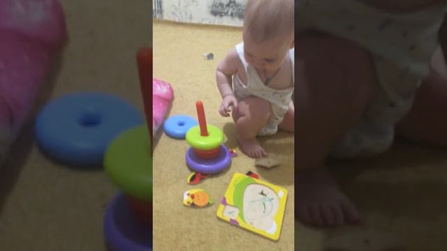 Ребёнок собирает пирамидку Развивающие игры с ребёнком 1 г Развивающие видео для детей смотреть онлайн