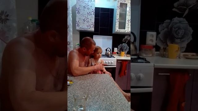 Папа с дочкой учат стихотворение смотреть онлайн