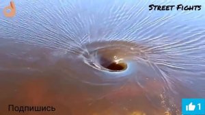 Огромная воронка в озере без течения. Аномалия прям)