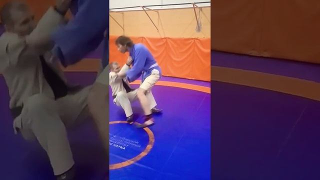 Джон сегодня в ударе! Зацеп изнутри. @nechesoff ? #дзюдо #judo #самбо #борьба #мма #ufc #bjj смотреть онлайн