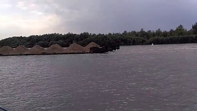 Колесный буксир и баржа с песком, река Иртыш смотреть онлайн