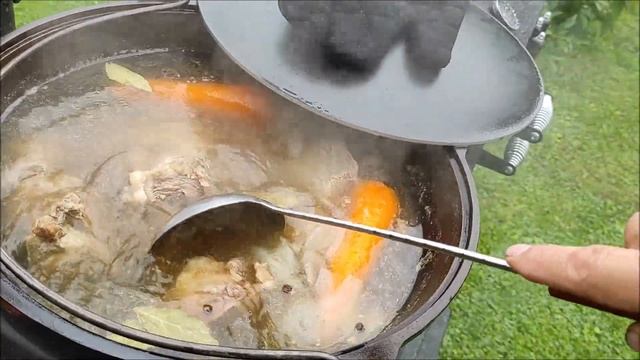 Бешбармак с бараниной и говядиной в казане на огне. смотреть онлайн