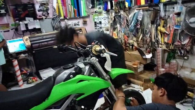 VIRAL !! DECAL STICKER PREMIUM KOMBINASI SUPER GLOSSY BISA NYALA || KLX LUPEK V3 by RJ DESIGN смотреть онлайн