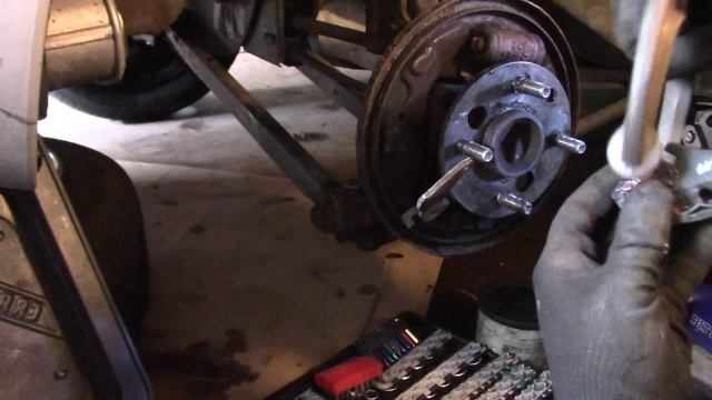 Rear Brake Drums and Shoes 2001 Saturn SC2 смотреть онлайн