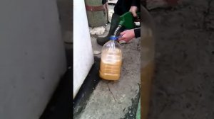 Понятно почему запрещают заливать бензин в пластиковую и стеклянную тару на заправке!