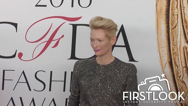 Tilda Swinton at the 2016 CFDA Fashion Awards смотреть онлайн