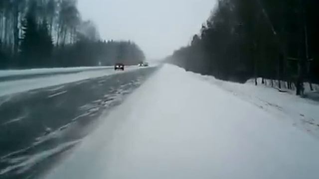 занесло на заснеженой трассе.mp4 смотреть онлайн