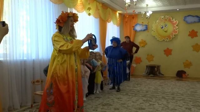Музыкальная игра "Едем, едем на машине" на осеннем развлечении (Видео Валерии Вержаковой) смотреть онлайн