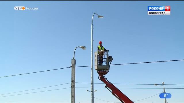 В Волгограде начался монтаж новых световых опор смотреть онлайн