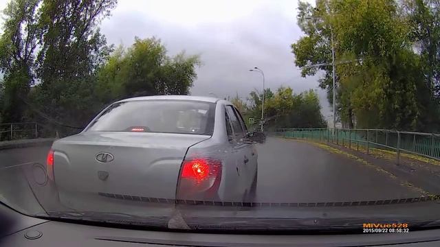 Сдал задом, стукнул бампер и скрылся смотреть онлайн