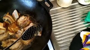 Баранина с картошкой в казане на плите