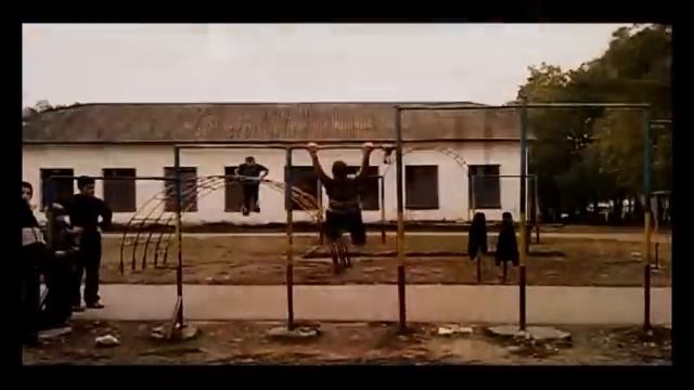 Дворовый спорт это круто (элементы на турнике) смотреть онлайн