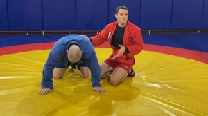 Техника САМБО. УЩЕМЛЕНИЕ БИЦЕПСА через руку, соперник на четвереньках_Школа Sambi.st