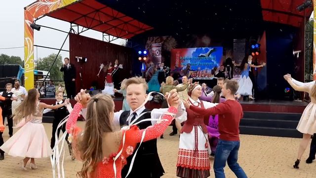 Вальс Победы от воспитанников ТСК Феерия Dance и их родителей. День независимости. Лида. 03.07.2019 смотреть онлайн
