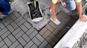 Имитация тротуарной плитки с помощью специальной формы