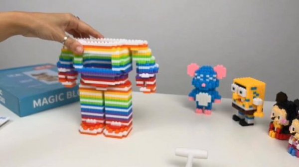 Распаковываем и собираем огромного медведя в стиле Bearbrick от Magic Blocks
