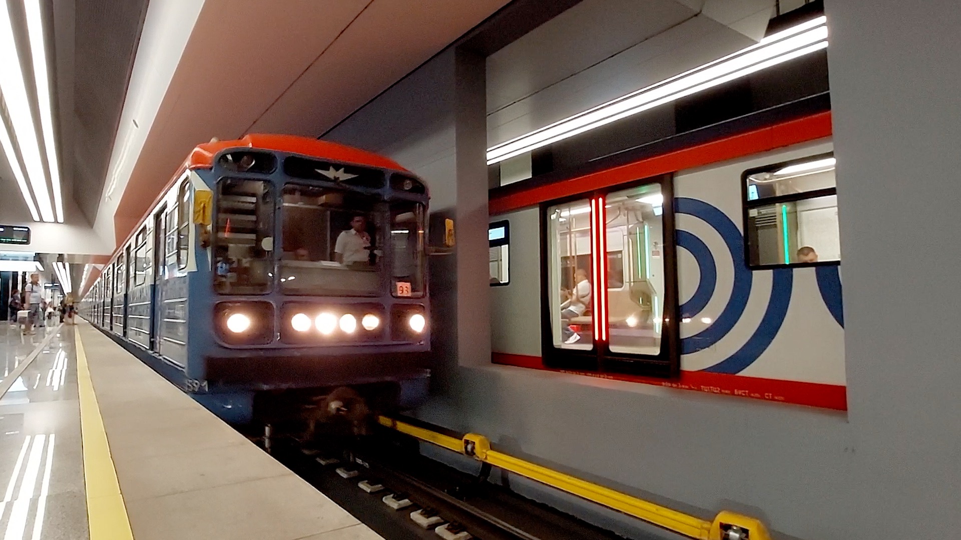 Старые и новые поезда метро на БКЛ / Парад поездов метро в День Московского транспорта смотреть онлайн