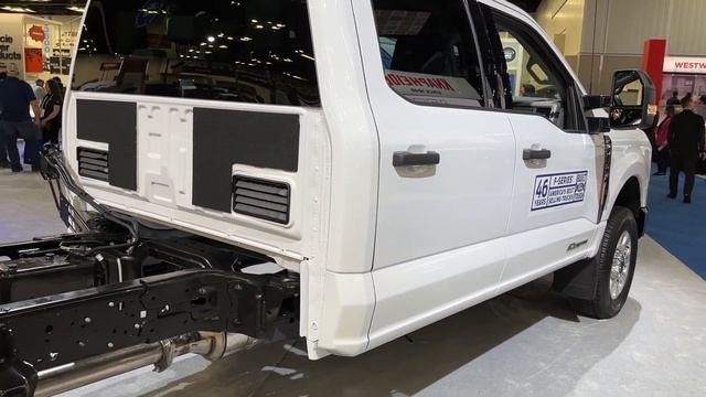 2023 Ford F350 Super Duty Crew Cab Chassis Truck смотреть онлайн