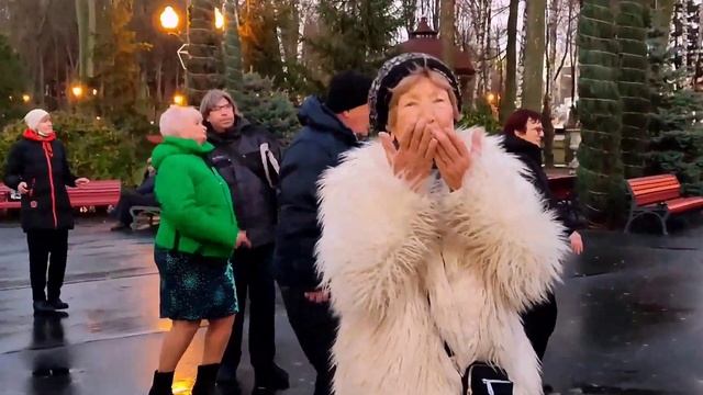 РОЗА БЕЛАЯ, РОЗА АЛАЯ! ТАНЦЫ В ПАРКЕ ГОРЬКОГО ХАРЬКОВ МИРНЫЙ смотреть онлайн