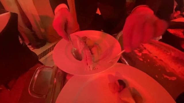 Как идеально разделывают и подают рыбу в итальянском ресторане смотреть онлайн