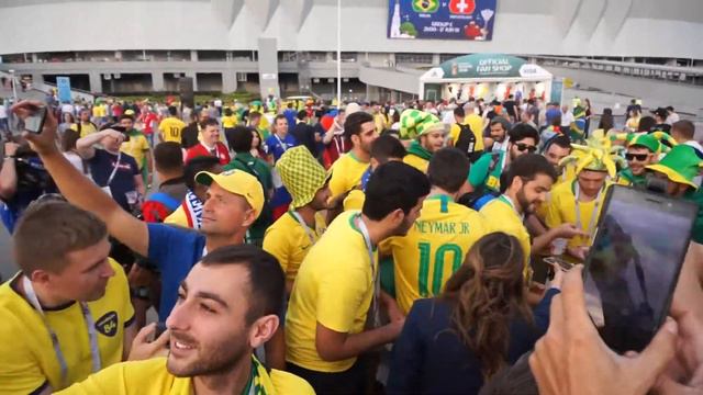 Бразильские гости разогреваются перед матчем возле стадиона "Ростов-Арена" смотреть онлайн