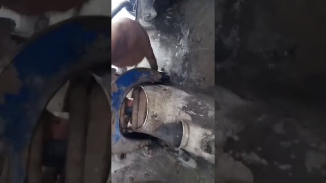 Как выбить болт верхнего рычага на ВАЗ 2107